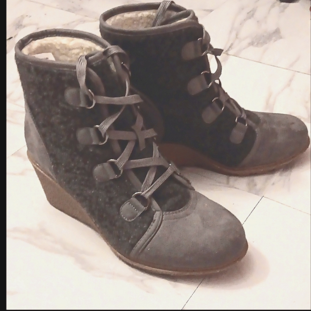 Womans Fur Lined Wedged Ankle Boots